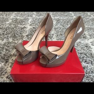 GUESS Heels 8.5 (new in box)